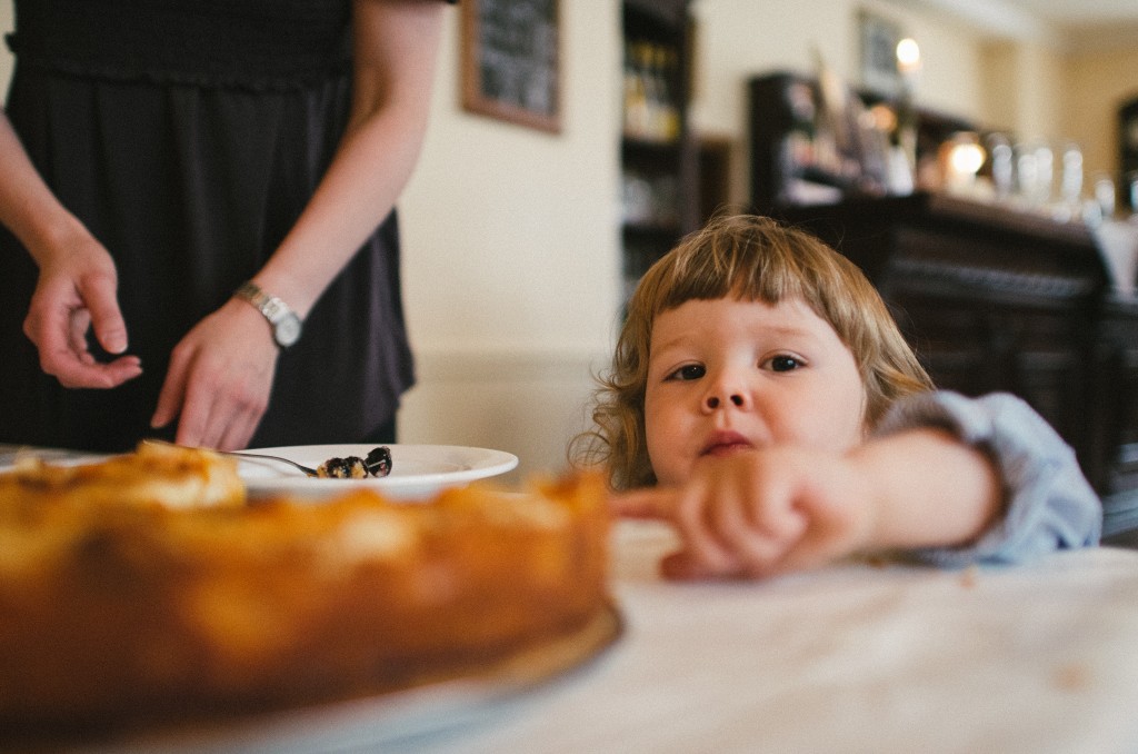 Kind und Kuchen