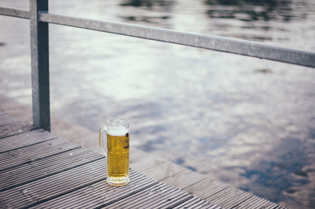 Hochzeitsreportage_Berlin_Steg_Bier