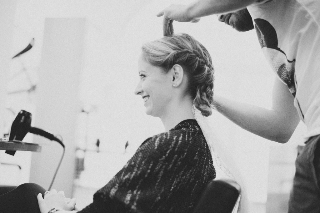 14_Hochzeitsreportage_Wuerzburg_Friseur_fertig