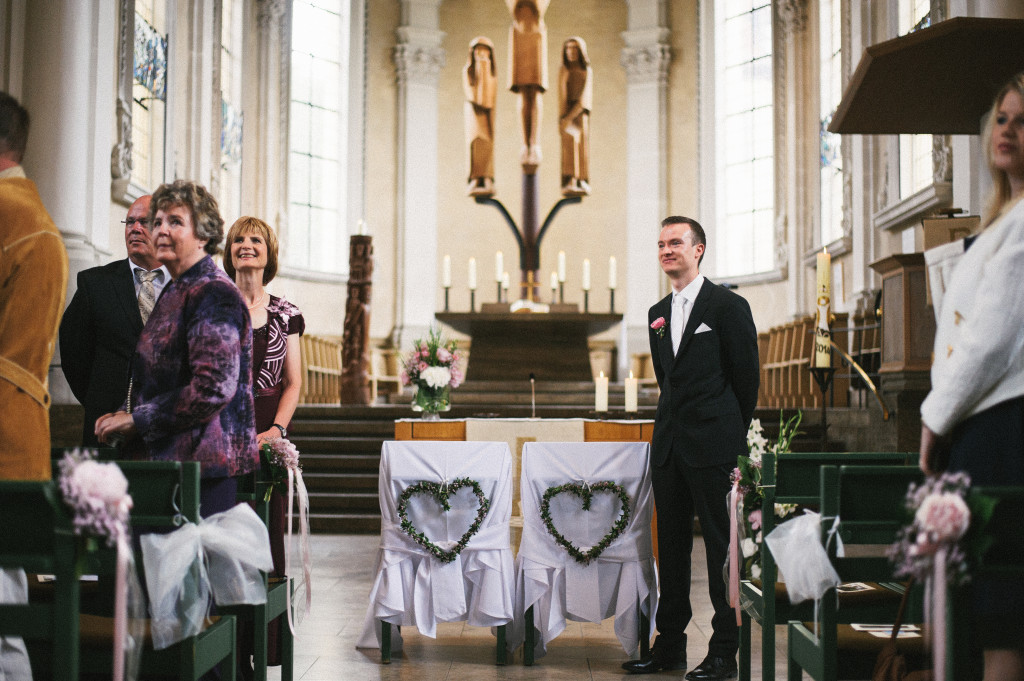 32_Hochzeitsreportage_Wuerzburg_Kirche_Braeutigam_wartet