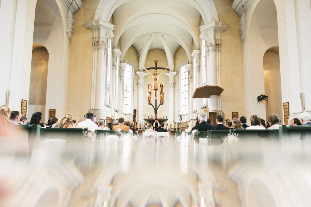 35_Hochzeitsreportage_Wuerzburg_Kirche_Prisming