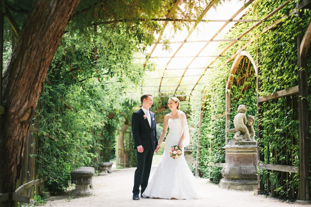 49_Hochzeitsreportage_Wuerzburg_Portrait_Brautpaar_Residenz_Laubengang