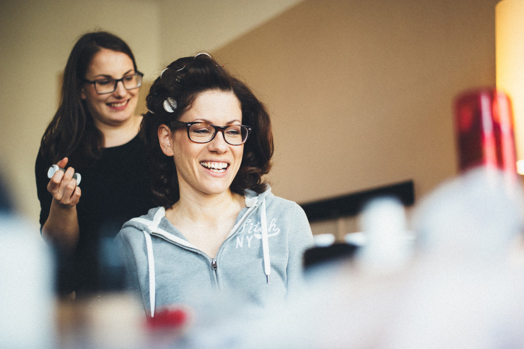 03_Hochzeitsfotograf_Berlin_Vorbereitungen_lachen