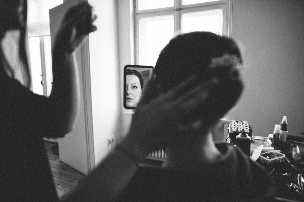09_Hochzeitsfotograf_Berlin_Vorbereitungen_Spiegel