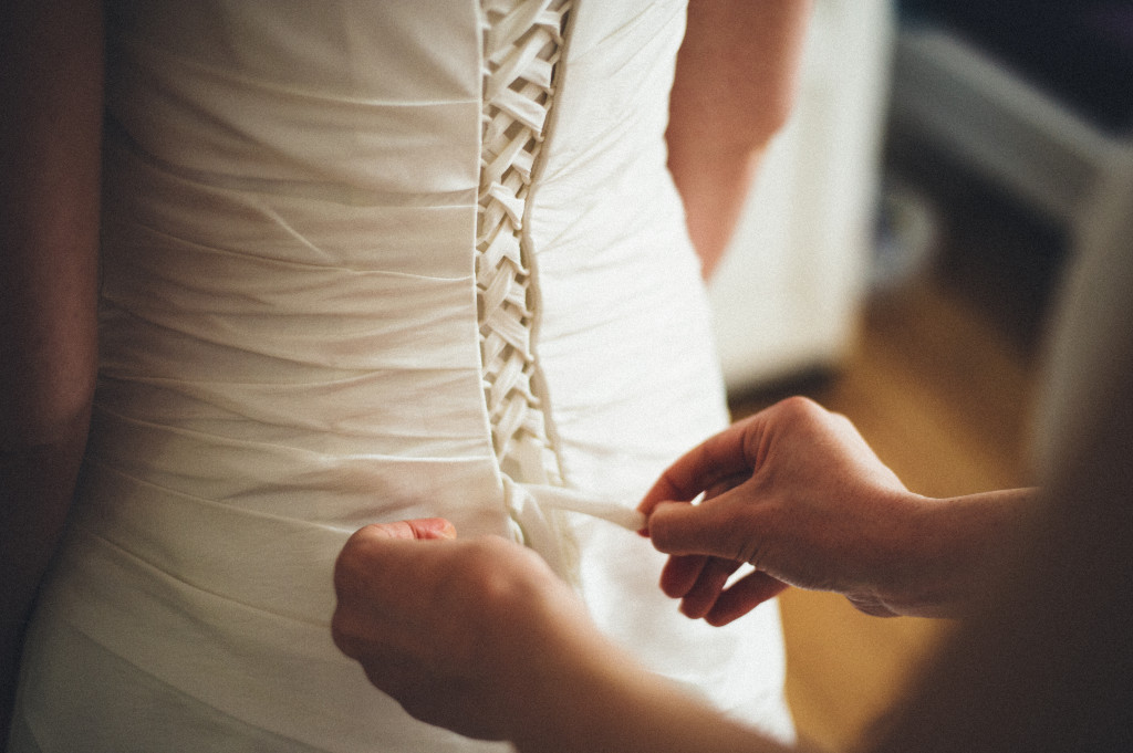 14_Hochzeitsfotograf_Berlin_Kleid_schnüren