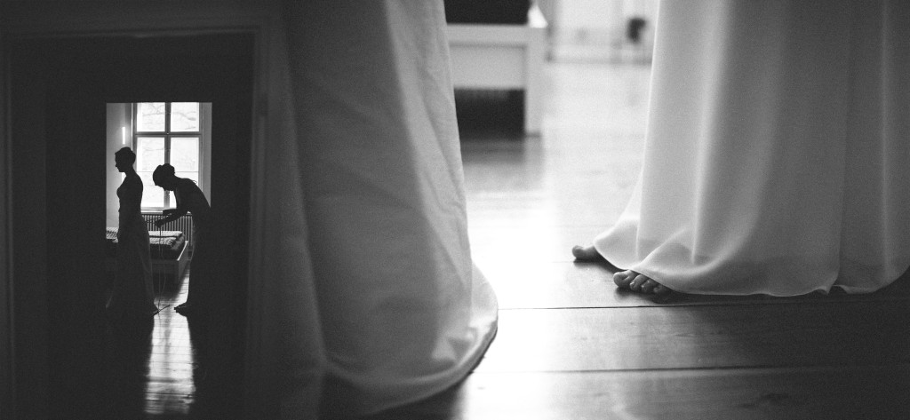 15_Hochzeitsfotograf_Berlin_Kleid_anziehen