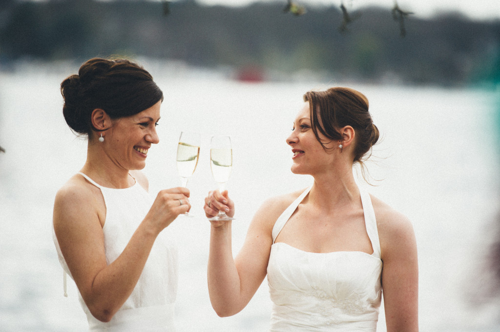 30_Hochzeitsfotograf_Berlin_anstoßen