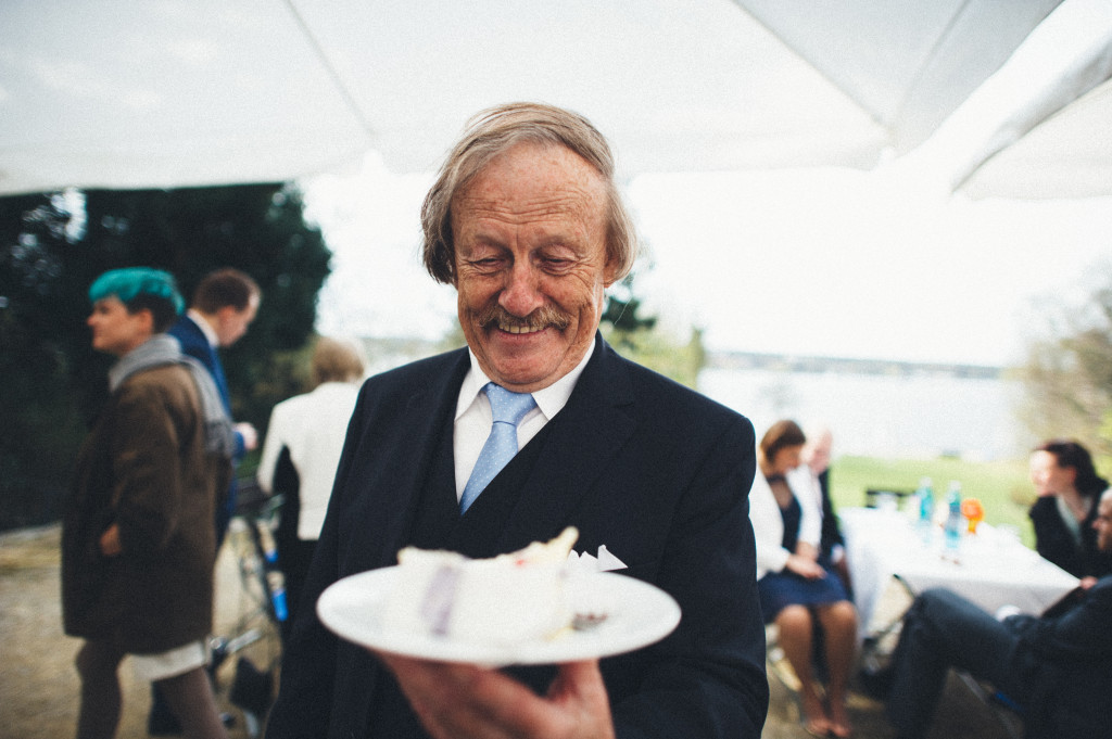 37_Hochzeitsfotograf_Berlin_Gast_Torte
