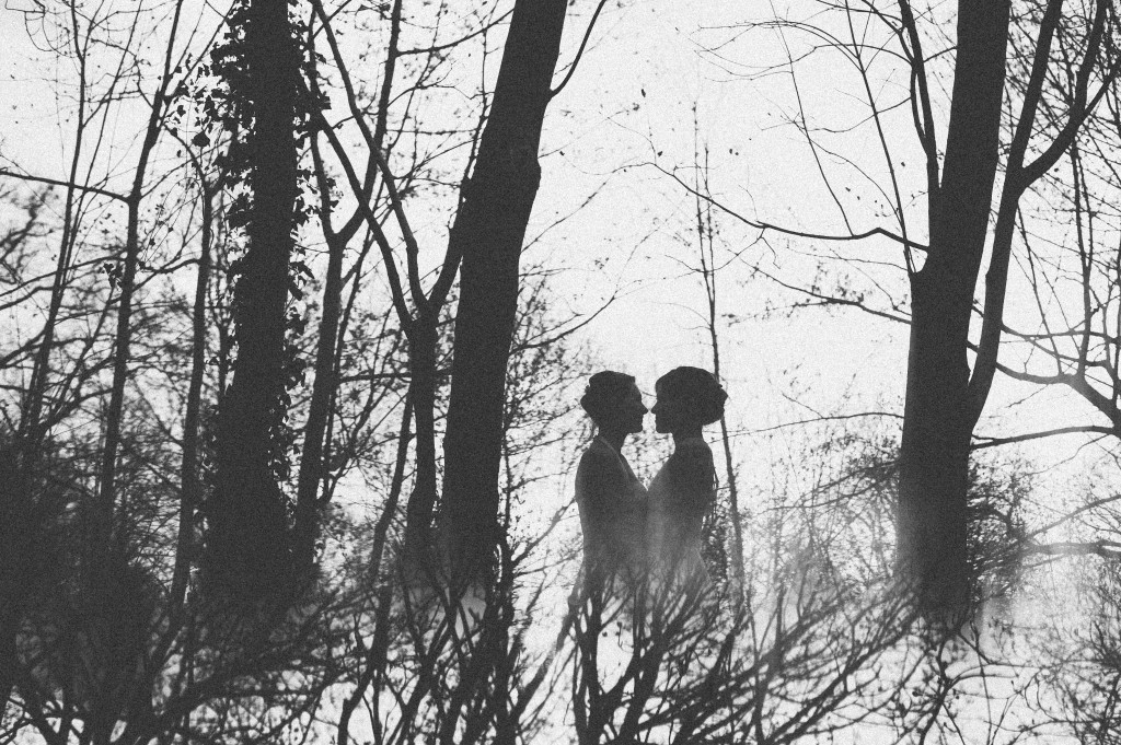 46_Hochzeitsfotograf_Berlin_Portrait_Wald_sw