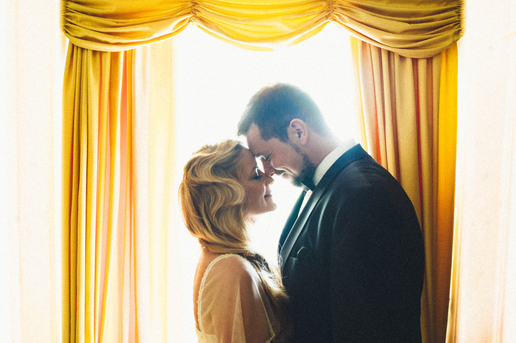 Hochzeitsfotograf_Berlin_Portrait_Fenster_Vorhang_gelb