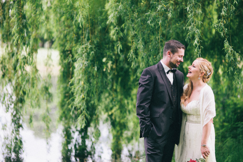 Hochzeitsfotograf_Berlin_Portrait_Weide_lachen