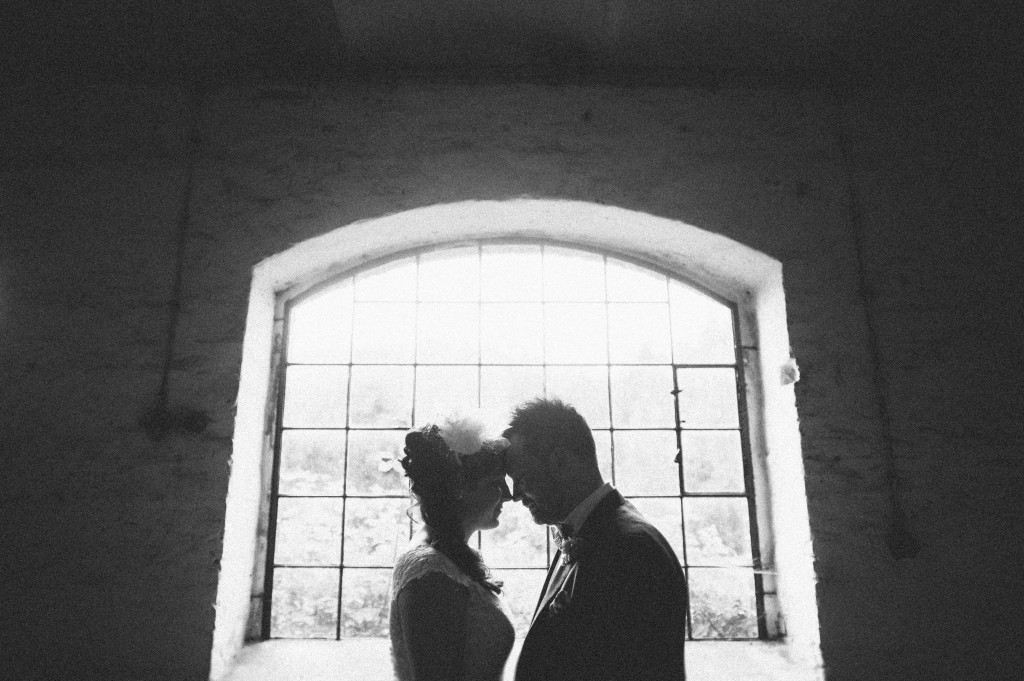 Hochzeitsfotograf_Berlin_Portrait_Fenster_Silhouette