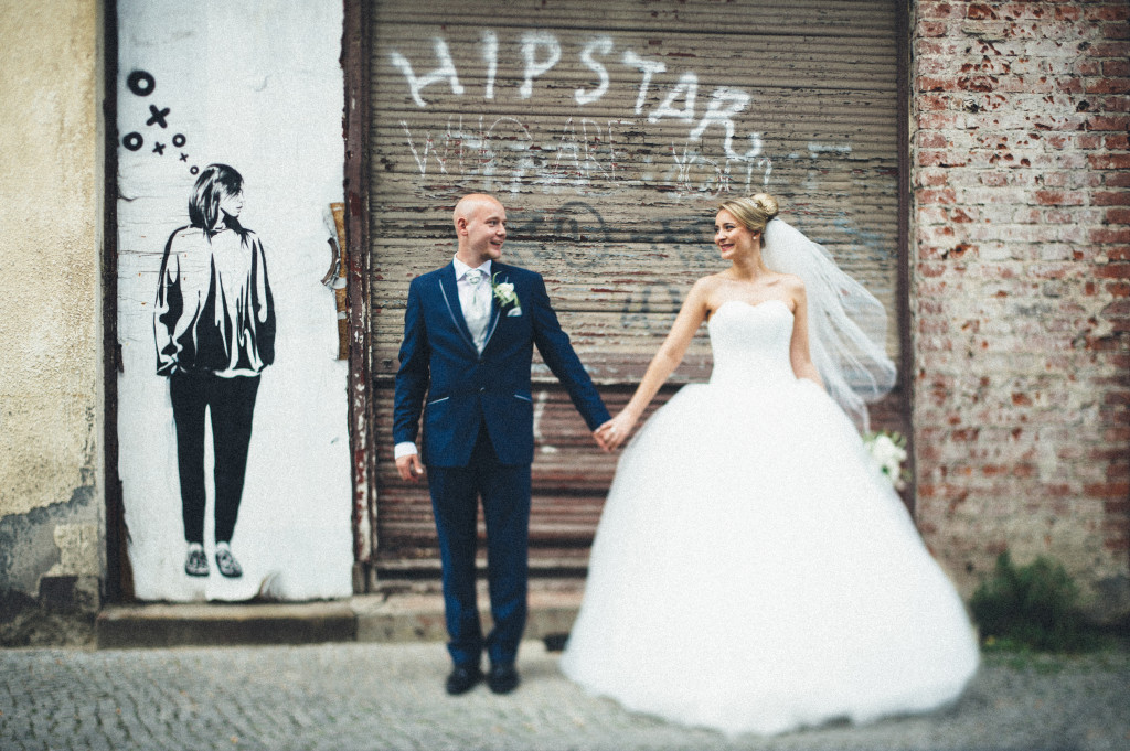Hochzeitsfotograf_Berlin_Portrait_shabby_Haendchen_halten