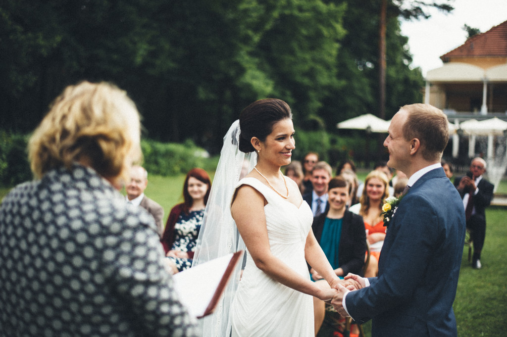 27 Hochzeitsfotograf Berlin freie Trauung im Freien