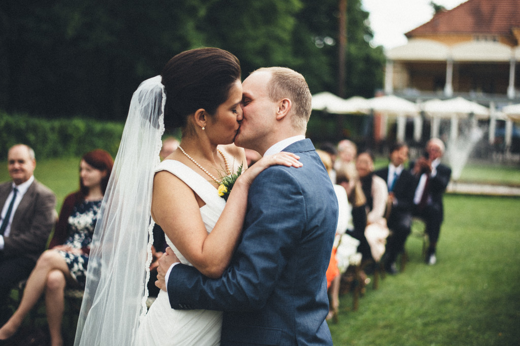 31 Hochzeitsfotograf Berlin freie Trauung im Freien Kuss