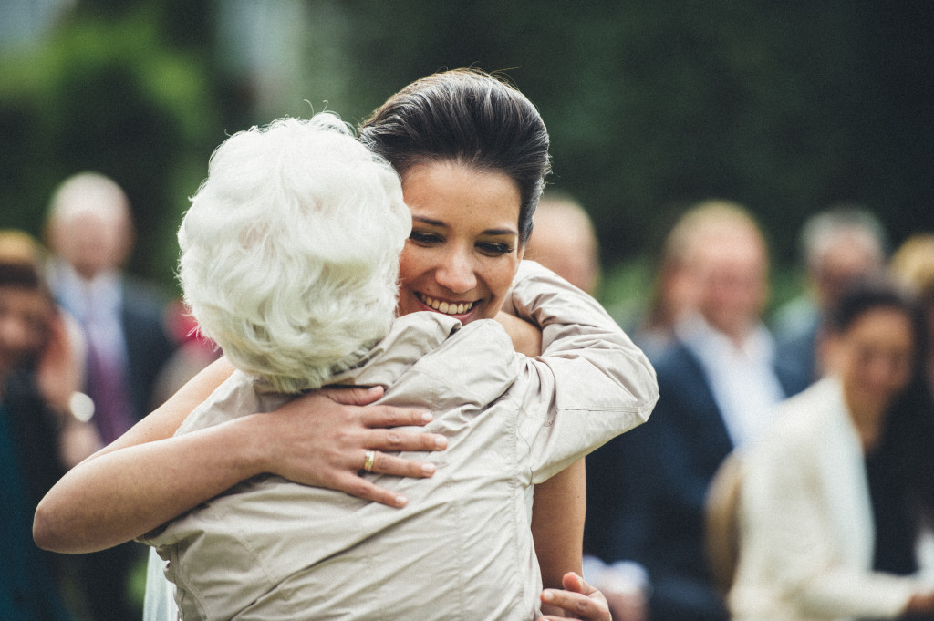 32 Hochzeitsfotograf Berlin freie Trauung Umarmung