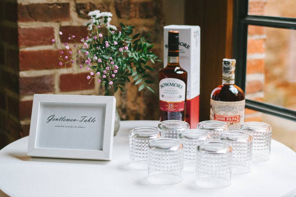 52 Hochzeitsfotograf Berlin Zitadelle Gentlemen-Table