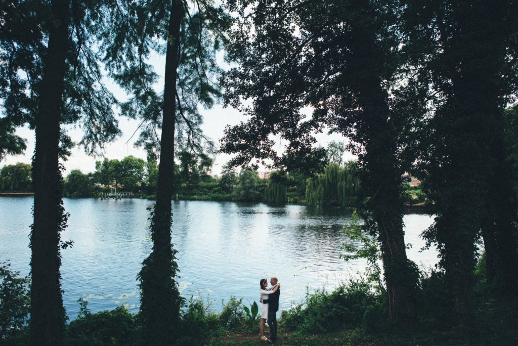 hochzeitsfotograf_berlin_portrait_am_see